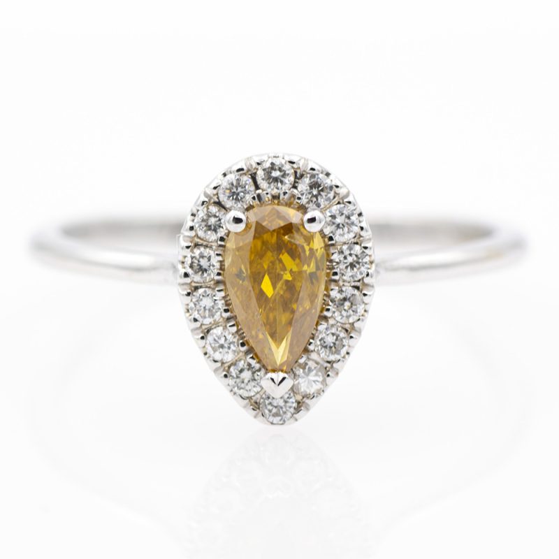 Anillo de oro blanco 18k/750 con diamante amarillo anaranjado de 0,36 ct. y 0,14 ct. de diamantes. - Adamas Ibérica.