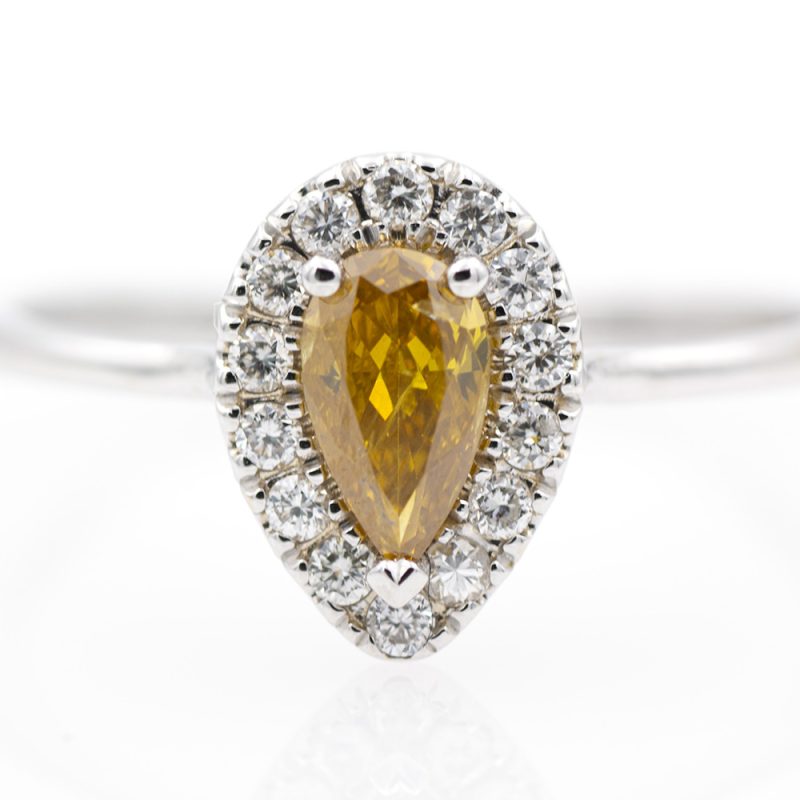 Anillo de oro blanco 18k/750 con diamante amarillo anaranjado de 0,36 ct. y 0,14 ct. de diamantes. - Adamas Ibérica.