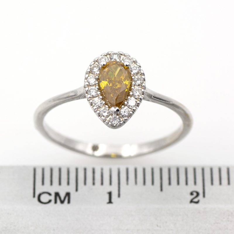 Anillo de oro blanco 18k/750 con diamante amarillo anaranjado de 0,36 ct. y 0,14 ct. de diamantes. - Adamas Ibérica.