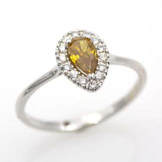 Anillo de oro blanco 18k/750 con diamante amarillo anaranjado de 0,36 ct. y 0,14 ct. de diamantes. - Adamas Ibérica.