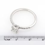 Anillo de oro blanco 750 con diamante central de 0,50 ct. y 0,10 ct. de diamantes laterales con informe de joyería HRD.-Adamas Ibérica.