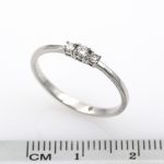 Anillo tresillo de oro blanco 18k con 0,11 ct. de diamantes.-Adamas Ibérica.