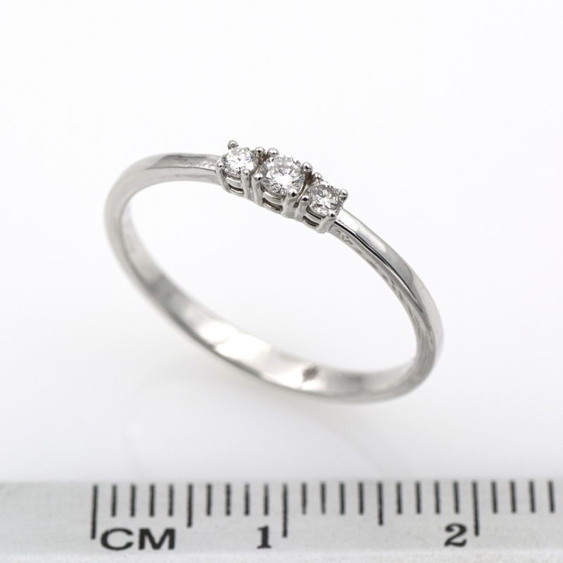 Anillo tresillo de oro blanco 18k con 0,11 ct. de diamantes.-Adamas Ibérica.