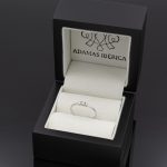 Anillo tresillo de oro blanco 18k con 0,11 ct. de diamantes.-Adamas Ibérica.