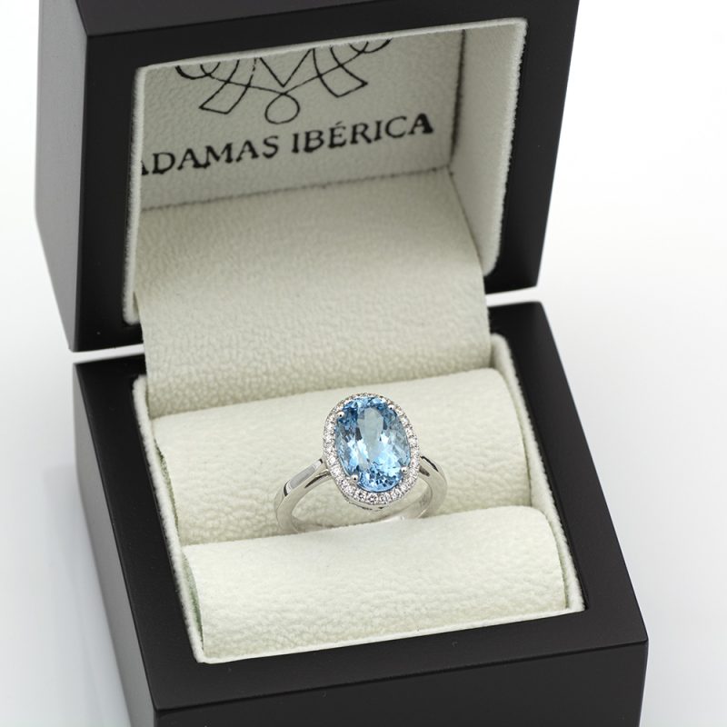 Anillo de oro blanco 18k/750 con aguamarina de 4,65 ct. y 0,27 ct. de diamantes con informe de joyería HRD.- Adamas Ibérica.