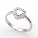 Anillo con forma de corazón de oro blanco 18k/750 con 0,14 ct. de diamantes.-Adamas Ibérica.