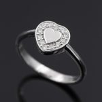 Anillo con forma de corazón de oro blanco 18k/750 con 0,14 ct. de diamantes.-Adamas Ibérica.