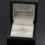 Anillo con forma de corazón de oro blanco 18k/750 con 0,14 ct. de diamantes.-Adamas Ibérica.