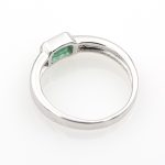 Anillo de oro blanco 750 con esmeralda de 0,55 ct. y 0,09 ct. de diamantes.-Adamas Ibérica.