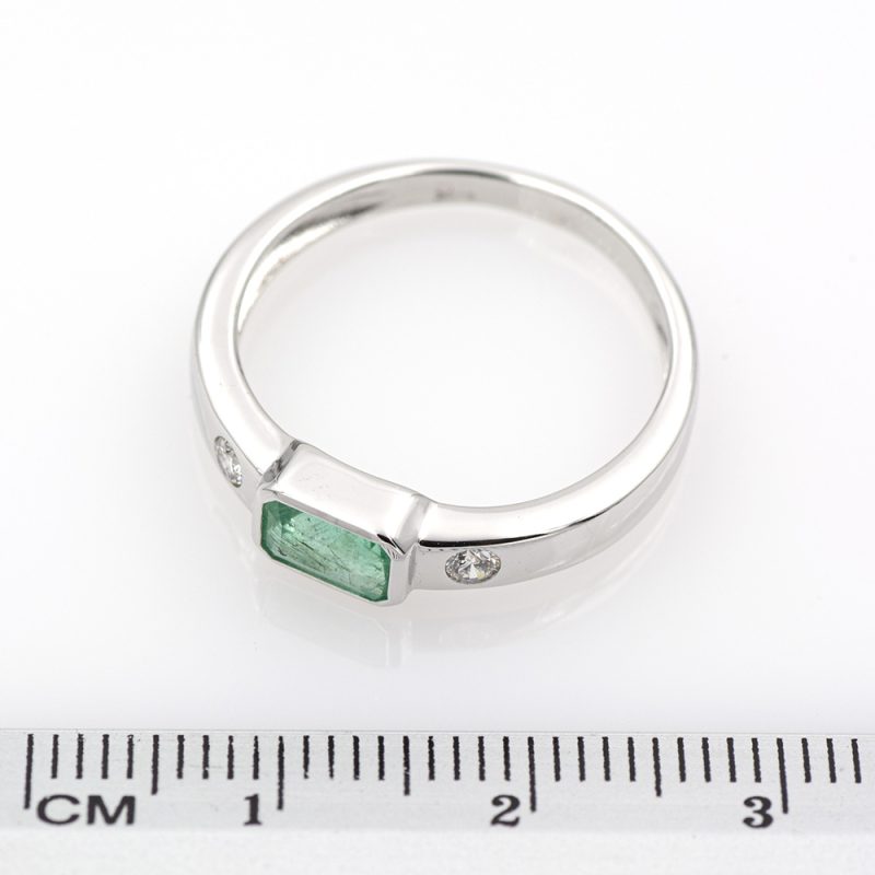 Anillo de oro blanco 750 con esmeralda de 0,55 ct. y 0,09 ct. de diamantes.-Adamas Ibérica.