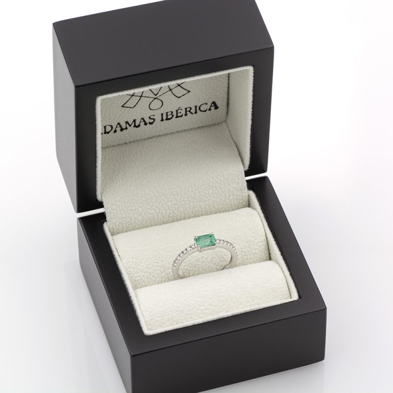 Anillo de oro blanco 18k con esmeralda de 0,56 ct. y 0,18 ct. de diamantes.-Adamas Ibérica.