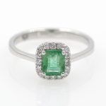 Anillo de oro blanco 750 con esmeralda de 0,75ct. y 0,16 ct. de diamantes.- Adamas Ibérica.