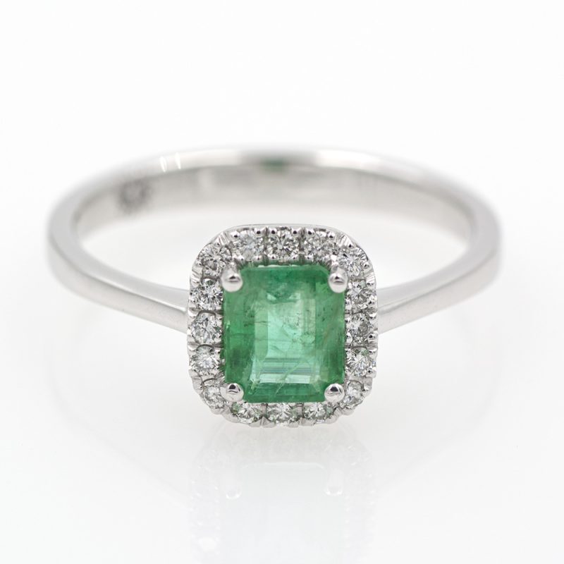 Anillo de oro blanco 750 con esmeralda de 0,75ct. y 0,16 ct. de diamantes.- Adamas Ibérica.