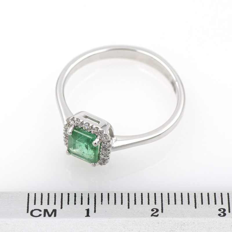 Anillo de oro blanco 750 con esmeralda de 0,75ct. y 0,16 ct. de diamantes.- Adamas Ibérica.