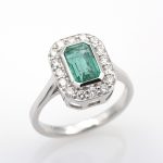 Anillo de oro blanco 18k con esmeralda de 1,88 ct. con informe I.G.E. y 0,48 ct. de diamantes.-Adamas Ibérica.