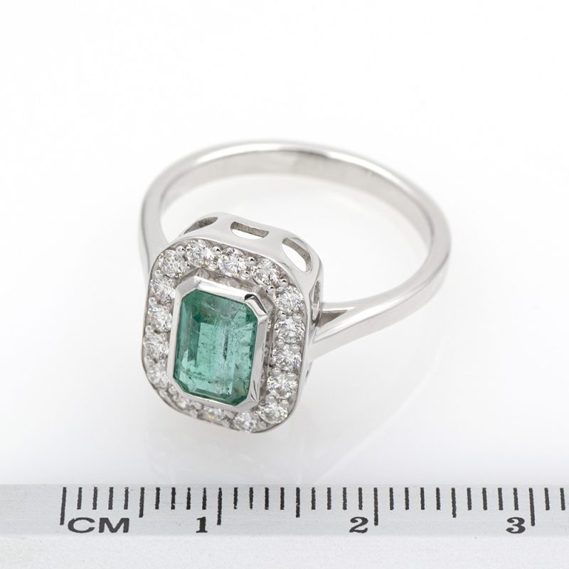 Anillo de oro blanco 18k con esmeralda de 1,88 ct. con informe I.G.E. y 0,48 ct. de diamantes.-Adamas Ibérica.