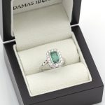 Anillo de oro blanco 18k con esmeralda de 1,88 ct. con informe I.G.E. y 0,48 ct. de diamantes.-Adamas Ibérica.