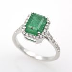 Anillo de oro blanco 750 con esmeralda de 2,60 ct. y 0,45 ct. de diamantes.-Adamas Ibérica.