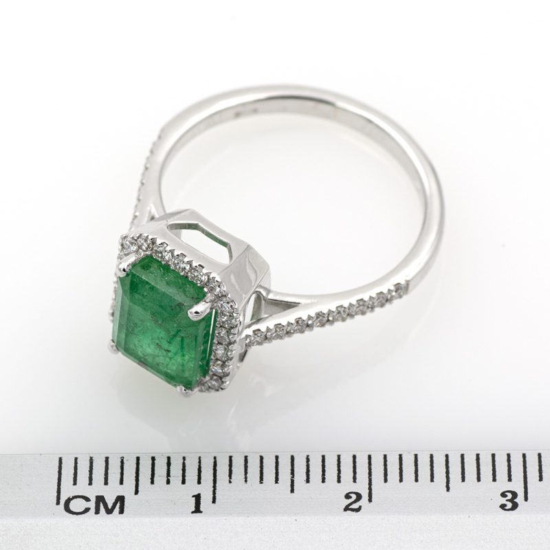 Anillo de oro blanco 750 con esmeralda de 2,60 ct. y 0,45 ct. de diamantes.-Adamas Ibérica.