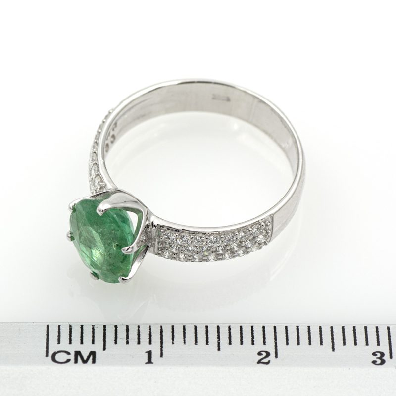 Anillo de oro blanco 18k con esmeralda de 1,90 ct. y 0,38 ct. de diamantes.-Adamas Ibérica.