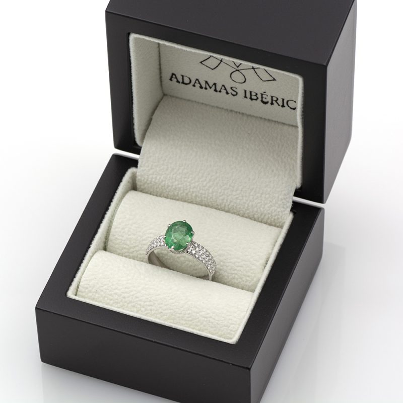 Anillo de oro blanco 18k con esmeralda de 1,90 ct. y 0,38 ct. de diamantes.-Adamas Ibérica.