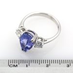 Anillo de oro blanco 18k con tanzanita violeta azulada de 3,00 ct. con informe IGI y 0,44 ct. de diamantes.-Adamas Ibérica.