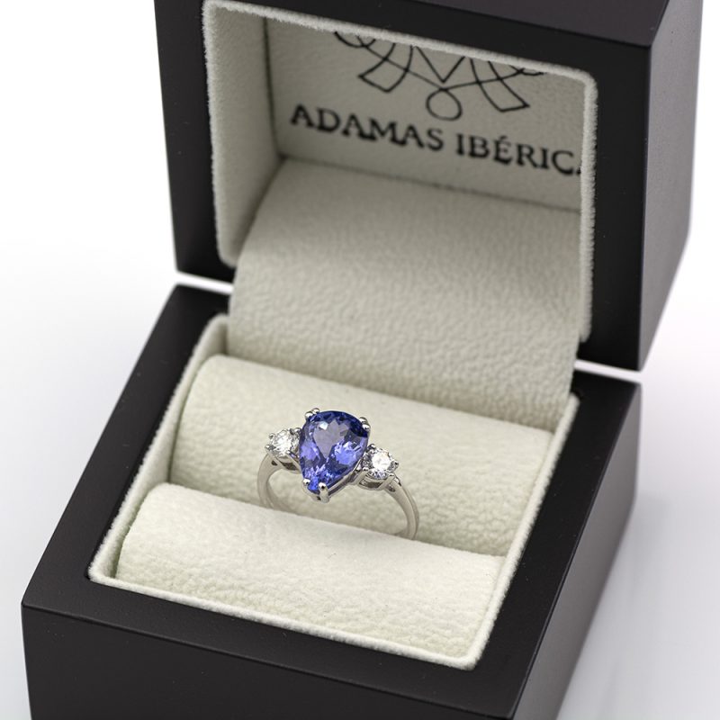 Anillo de oro blanco 18k con tanzanita violeta azulada de 3,00 ct. con informe IGI y 0,44 ct. de diamantes.-Adamas Ibérica.