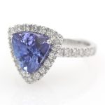 Anillo de oro blanco 18k con tanzanita azul-violeta de 4,21 ct. con informe IGI y 0,64 ct. de diamantes.-Adamas Ibérica.