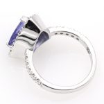 Anillo de oro blanco 18k con tanzanita azul-violeta de 4,21 ct. con informe IGI y 0,64 ct. de diamantes.-Adamas Ibérica.