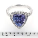 Anillo de oro blanco 18k con tanzanita azul-violeta de 4,21 ct. con informe IGI y 0,64 ct. de diamantes.-Adamas Ibérica.