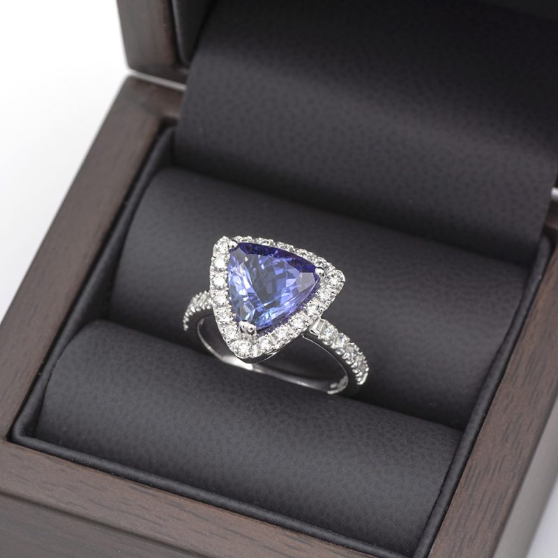 Anillo de oro blanco 18k con tanzanita azul-violeta de 4,21 ct. con informe IGI y 0,64 ct. de diamantes.-Adamas Ibérica.