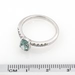 Anillo de oro blanco 18k con turmalina azul verdoso de 0,95 ct. y 0,20 ct. de diamantes.-Adamas Ibérica.