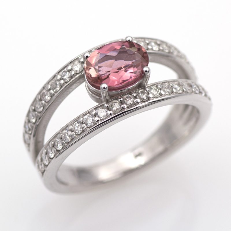 Anillo de oro blanco 750 con turmalina rosa de 0,80 ct. y 0,36 ct. de diamantes.-Adamas Ibérica.