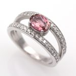 Anillo de oro blanco 750 con turmalina rosa de 0,80 ct. y 0,36 ct. de diamantes.-Adamas Ibérica.