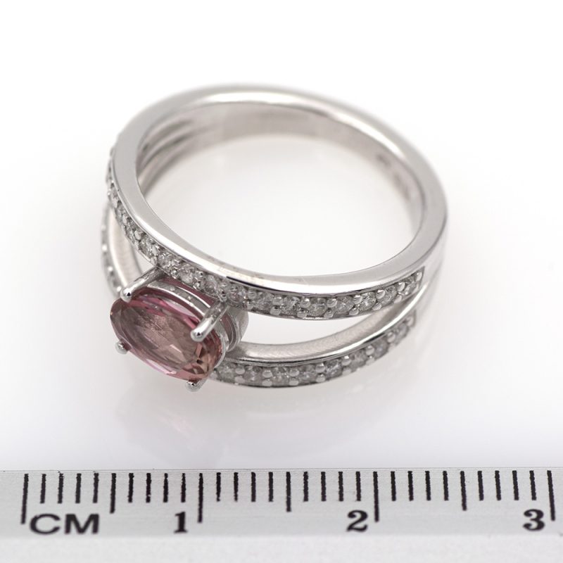 Anillo de oro blanco 750 con turmalina rosa de 0,80 ct. y 0,36 ct. de diamantes.-Adamas Ibérica.