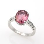 Anillo de oro blanco 18k con turmalina rosa de 3,60 ct. y 0,40 ct. de diamantes.-Adamas Ibérica.