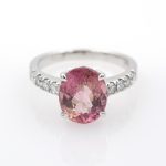 Anillo de oro blanco 18k con turmalina rosa de 3,60 ct. y 0,40 ct. de diamantes.-Adamas Ibérica.