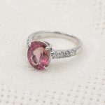 Anillo de oro blanco 18k con turmalina rosa de 3,60 ct. y 0,40 ct. de diamantes.-Adamas Ibérica.