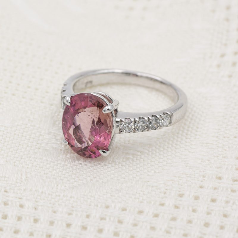 Anillo de oro blanco 18k con turmalina rosa de 3,60 ct. y 0,40 ct. de diamantes.-Adamas Ibérica.