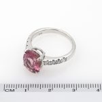 Anillo de oro blanco 18k con turmalina rosa de 3,60 ct. y 0,40 ct. de diamantes.-Adamas Ibérica.