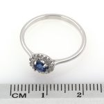 Anillo de oro blanco 750 con zafiro azul de 0,30 ct. y 0,10 ct. de diamantes.-Adamas Ibérica.