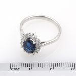 Anillo de oro blanco 750 con zafiro azul de 1,28 ct. con informe I.G.E. y 0,38 ct. de diamantes.-Adamas Ibérica.