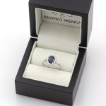 Anillo de oro blanco 750 con zafiro azul de 1,28 ct. con informe I.G.E. y 0,38 ct. de diamantes.-Adamas Ibérica.