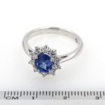 Anillo de oro blanco 18k con zafiro azul de 1,34 ct. y 0,45 ct. de diamantes. Con informe I.G.E. y HRD.-Adamas Ibérica.