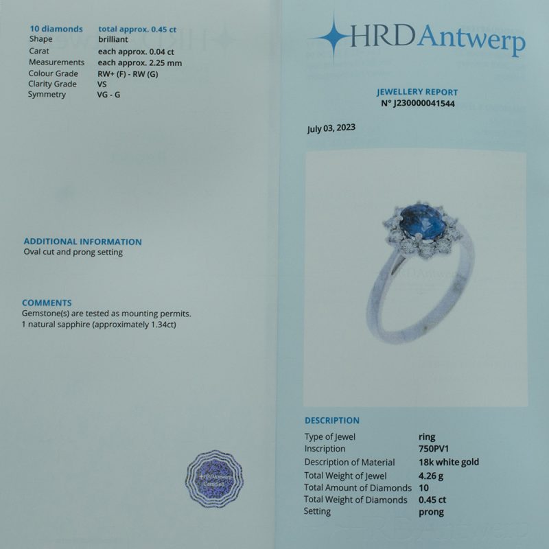 Anillo de oro blanco 18k con zafiro azul de 1,34 ct. y 0,45 ct. de diamantes. Con informe I.G.E. y HRD.-Adamas Ibérica.