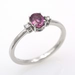 Anillo tresillo de oro blanco 750 con zafiro rosa de 0,45 ct. y 0,05 ct. de diamantes.-Adamas Ibérica.