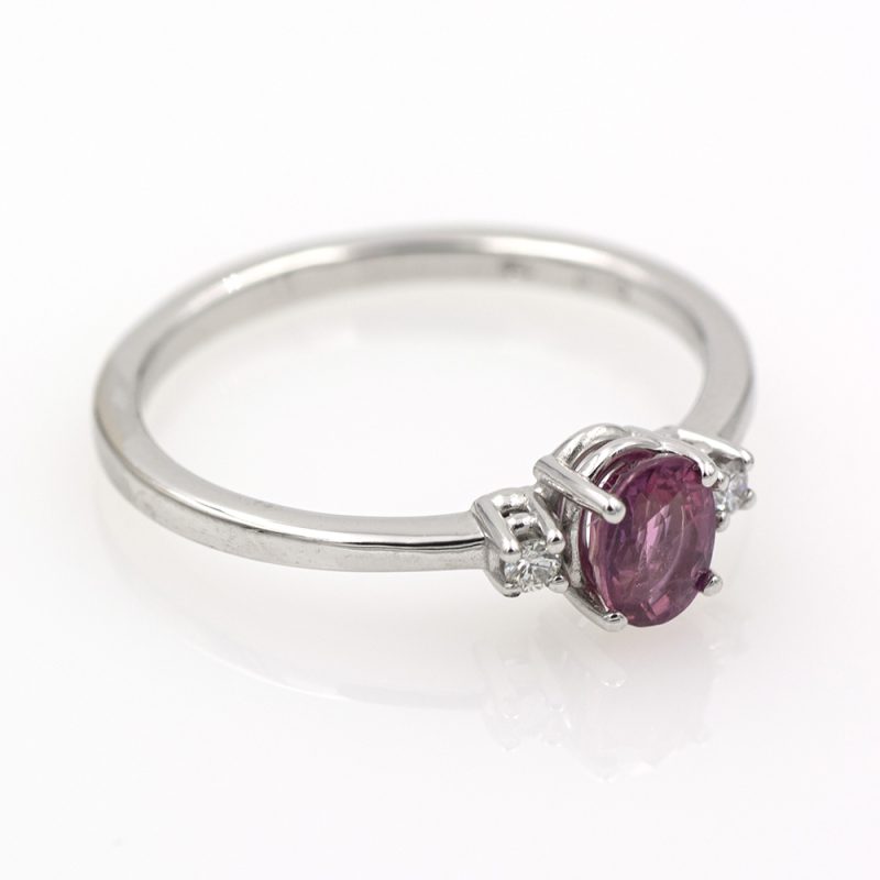 Anillo tresillo de oro blanco 750 con zafiro rosa de 0,45 ct. y 0,05 ct. de diamantes.-Adamas Ibérica.