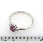 Anillo tresillo de oro blanco 750 con zafiro rosa de 0,45 ct. y 0,05 ct. de diamantes.-Adamas Ibérica.