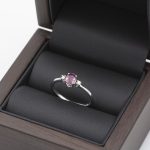 Anillo tresillo de oro blanco 750 con zafiro rosa de 0,45 ct. y 0,05 ct. de diamantes.-Adamas Ibérica.