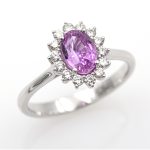 Anillo de oro blanco 18k con zafiro rosa de 1,40ct. y 0,30 ct. de diamantes con informe de joyería HRD.-Adamas Ibérica.